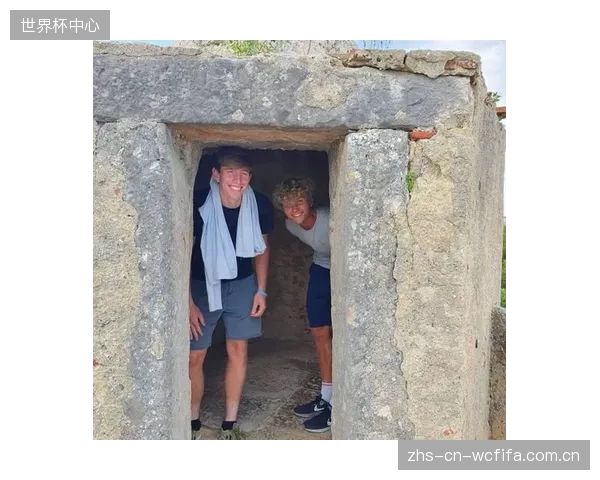 霍姆格伦作为空间型五号位表现优异，其攻防两端的多样性丰富了雷霆战术。